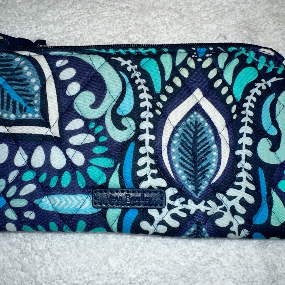 Vera Bradley Tech Wristlet Retired Pattern Blue Island Medallion. - Picture 4 of 8